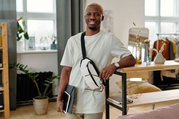 Le sac banane homme, l'accessoire pratique qui revient en force